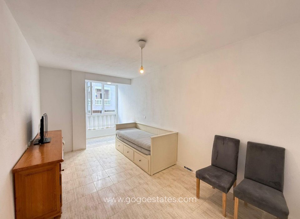 Resale - Apartment - Middle Floor Studio - Torrevieja - Playa de los Locos