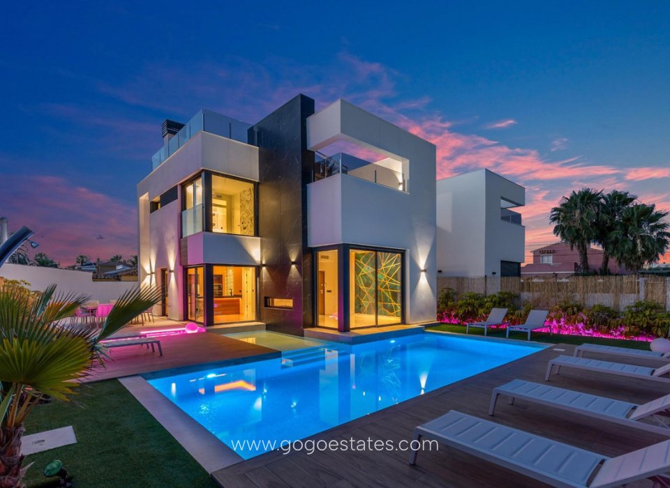 Resale - House - Detached Villa - Torrevieja - Torrevieja Centro