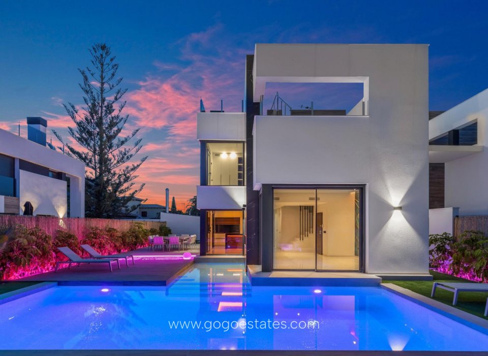 Resale - House - Detached Villa - Torrevieja - Torrevieja Centro