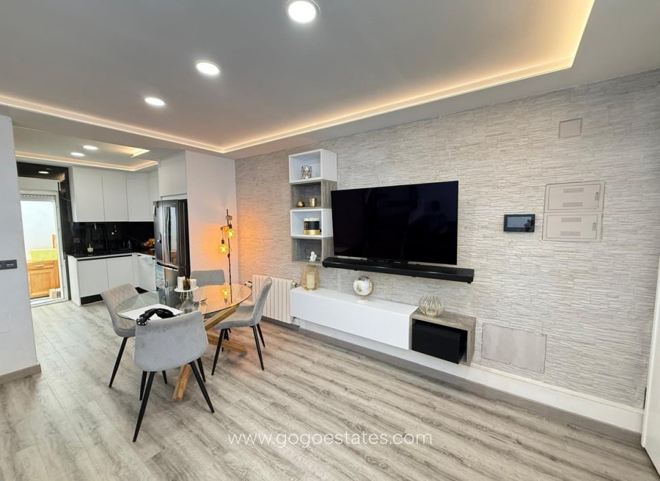 Te koop - Huis - Halfvrijstaande woning - Orihuela - Villamartin