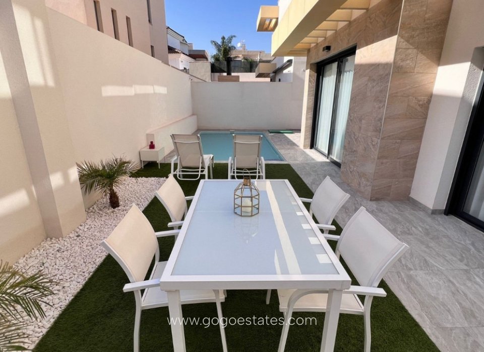 Venta - Casa - Chalet Independiente - Los Montesinos - Los Montesinos Centro