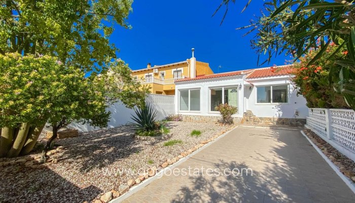 Villa / Chalet - Venta - Torrevieja - Aguas Nuevas