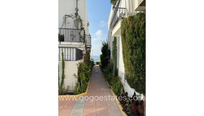 Villa - Resale - Estepona - 1º Línea De Playa