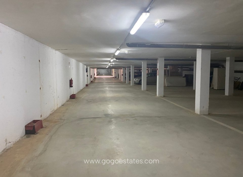 Wiederverkauf - Gewerbe - Parkplatz - Los Escullos