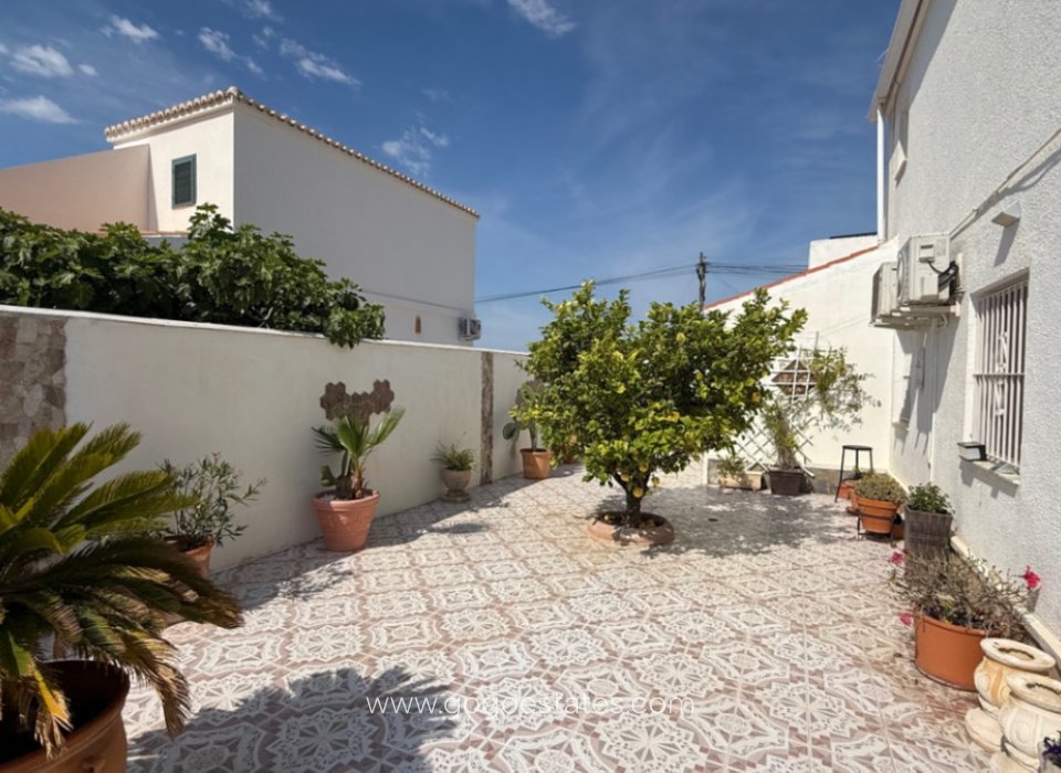 Wiederverkauf - Haus - Freistehende Villa - Torrevieja - Torrevieja Centro
