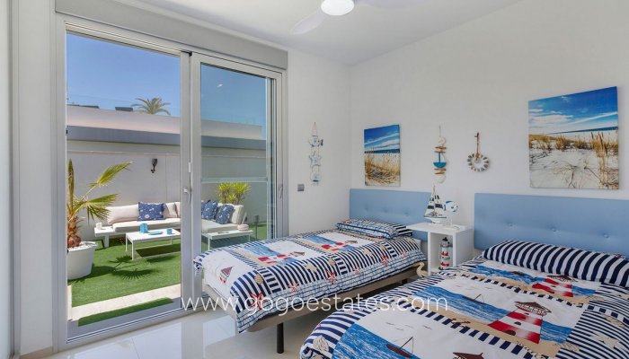Te koop - Huis - Vrijstaande Villa - Torrevieja - Nueva Torrevieja