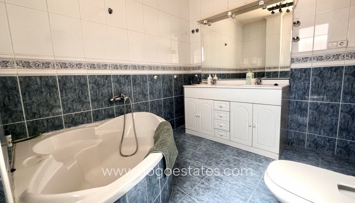 Te koop - Huis - Vrijstaande Villa - Orihuela - La Zenia