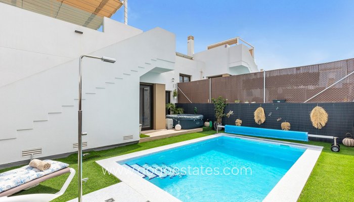 Te koop - Huis - Halfvrijstaande woning - Orihuela - Vista Bella Golf