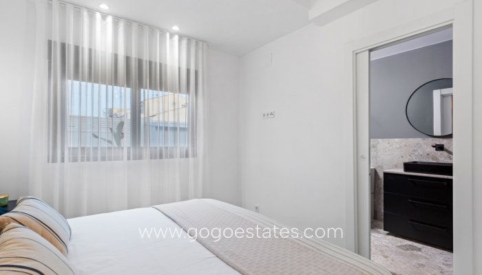 Te koop - Huis - Vrijstaande Villa - Torrevieja - Nueva Torrevieja