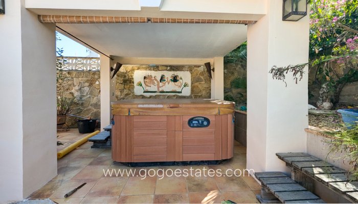 Te koop - Huis - Vrijstaande Villa - Orba - Orba Centro