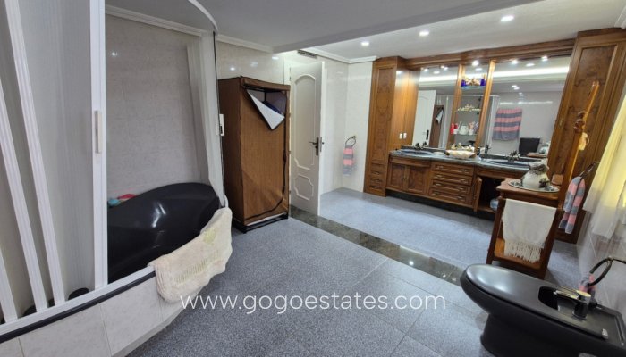 Te koop - Huis - Vrijstaande Villa - Orihuela - Orihuela Centro