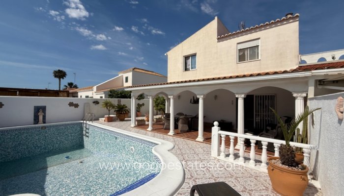 Te koop - Huis - Vrijstaande Villa - Torrevieja - Torrevieja Centro