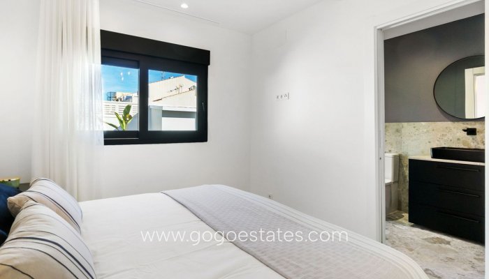 Te koop - Huis - Vrijstaande Villa - Torrevieja - Torrevieja Centro