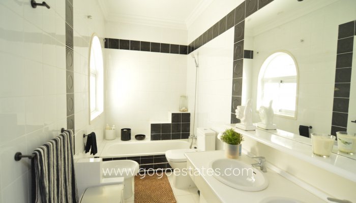 Te koop - Huis - Vrijstaande Villa - Torrevieja - Torrevieja Centro