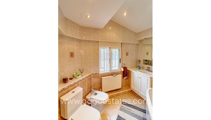 Te koop - Huis - Finca - Cortijo - Confrides - Confrides Centro