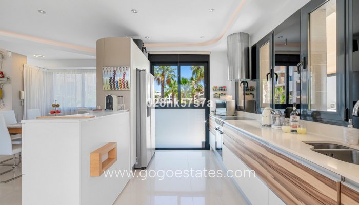 Te koop - Huis - Vrijstaande Villa - Orihuela - La Zenia