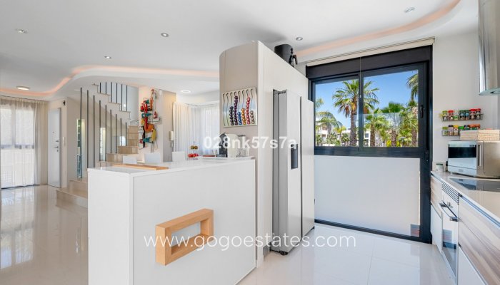 Te koop - Huis - Vrijstaande Villa - Orihuela - La Zenia