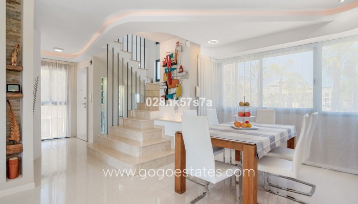 Te koop - Huis - Vrijstaande Villa - Orihuela - La Zenia