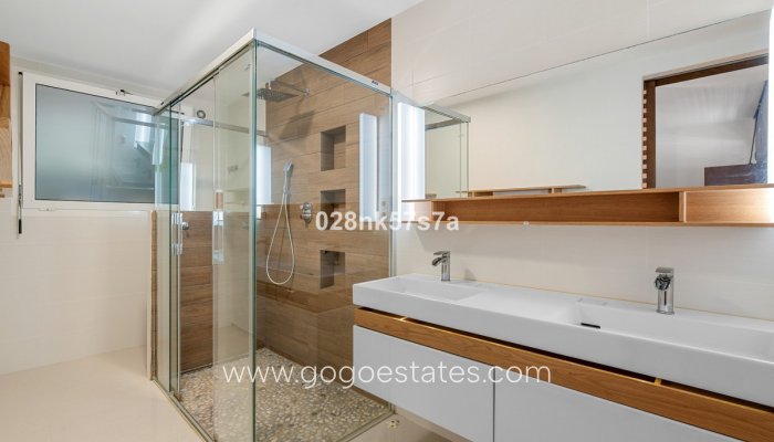 Te koop - Huis - Vrijstaande Villa - Orihuela - La Zenia