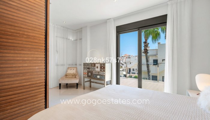 Te koop - Huis - Vrijstaande Villa - Orihuela - La Zenia