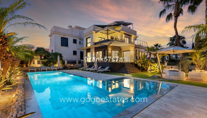 Te koop - Huis - Vrijstaande Villa - Orihuela - La Zenia