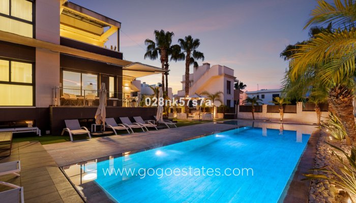 Te koop - Huis - Vrijstaande Villa - Orihuela - La Zenia