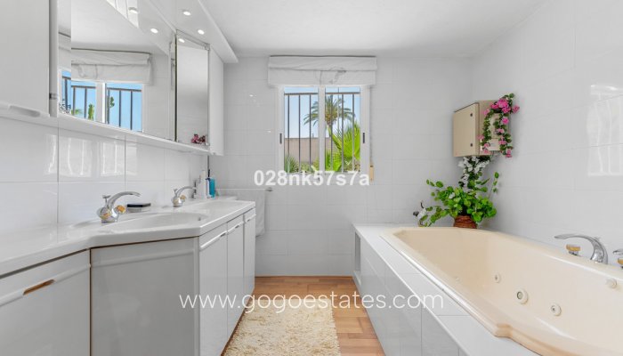 Te koop - Huis - Vrijstaande Villa - Orihuela - La Zenia