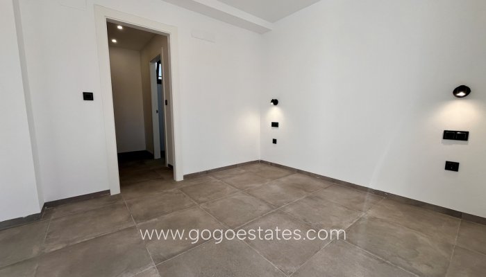 Te koop - Huis - Vrijstaande Villa - Torrevieja - Torrevieja Centro