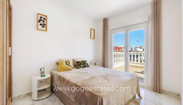 Te koop - Huis - Vrijstaande Villa - Torrevieja - Nueva Torrevieja