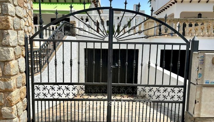 Te koop - Huis - Vrijstaande Villa - Orihuela - La Zenia