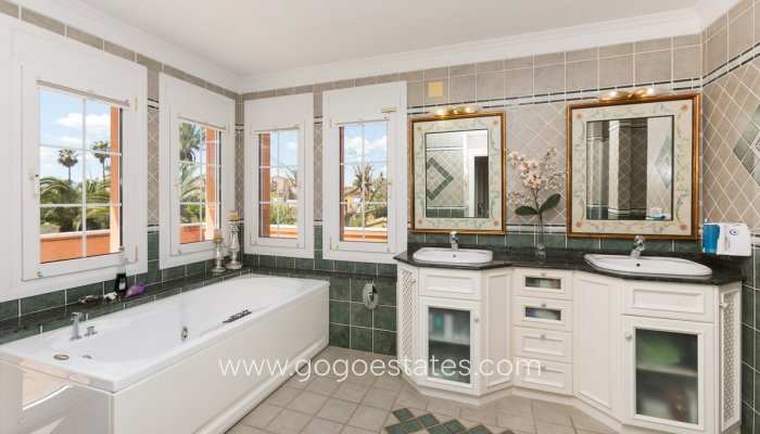 Te koop - Huis - Vrijstaande Villa - Dénia - Denia Centro