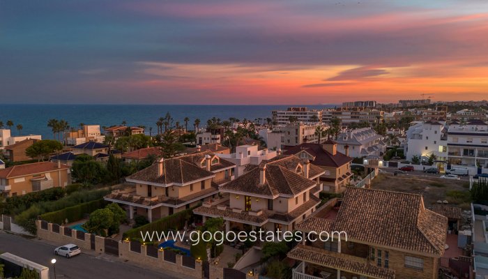 Te koop - Huis - Vrijstaande Villa - Torrevieja - La veleta