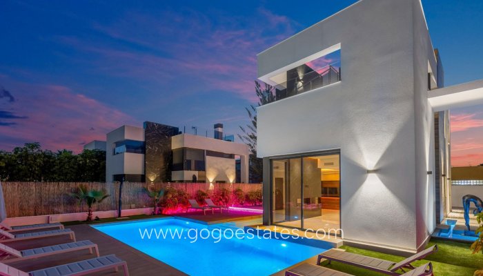 Te koop - Huis - Vrijstaande Villa - Torrevieja - Torrevieja Centro