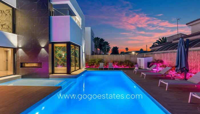 Te koop - Huis - Vrijstaande Villa - Torrevieja - Torrevieja Centro