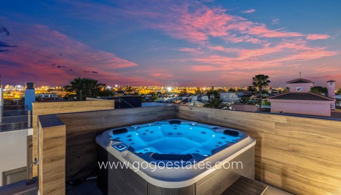 Te koop - Huis - Vrijstaande Villa - Torrevieja - Torrevieja Centro