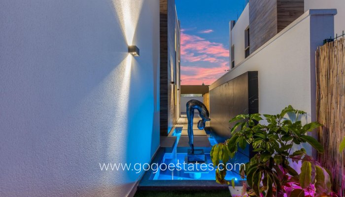 Te koop - Huis - Vrijstaande Villa - Torrevieja - Torrevieja Centro