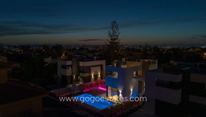 Te koop - Huis - Vrijstaande Villa - Torrevieja - Torrevieja Centro