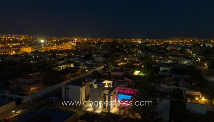 Te koop - Huis - Vrijstaande Villa - Torrevieja - Torrevieja Centro