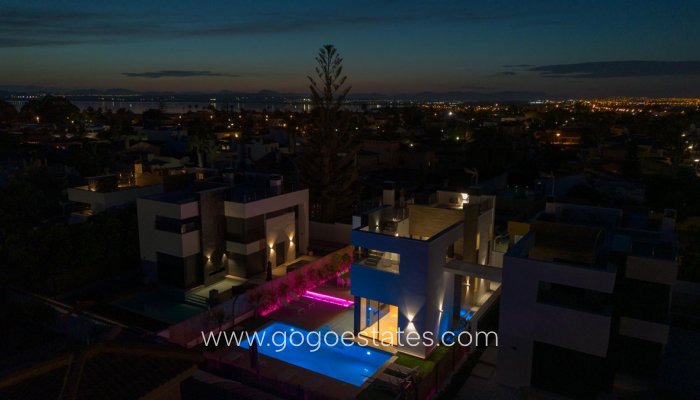 Te koop - Huis - Vrijstaande Villa - Torrevieja - Torrevieja Centro