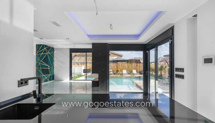 Te koop - Huis - Vrijstaande Villa - Torrevieja - Torrevieja Centro