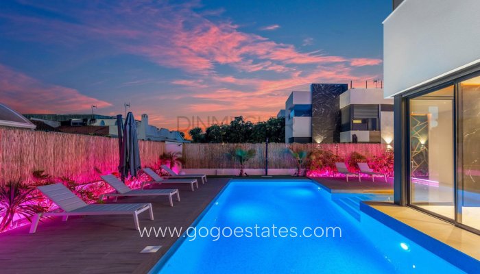 Te koop - Huis - Vrijstaande Villa - Torrevieja - Torrevieja Centro