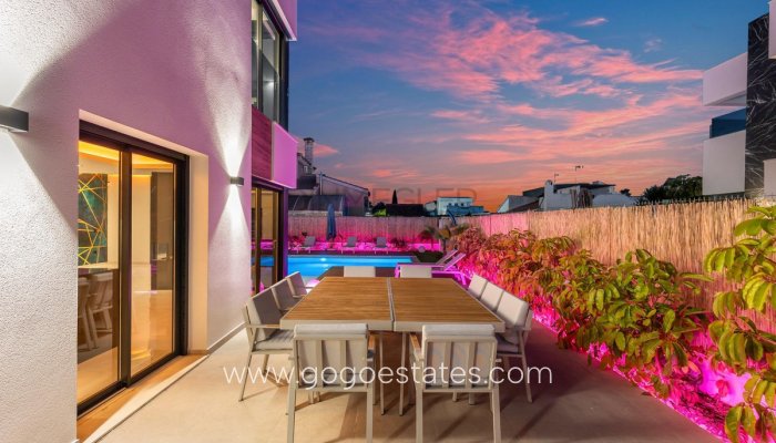 Te koop - Huis - Vrijstaande Villa - Torrevieja - Torrevieja Centro