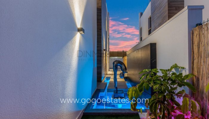 Te koop - Huis - Vrijstaande Villa - Torrevieja - Torrevieja Centro