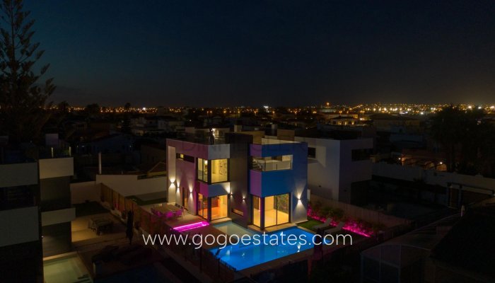 Te koop - Huis - Vrijstaande Villa - Torrevieja - Torrevieja Centro