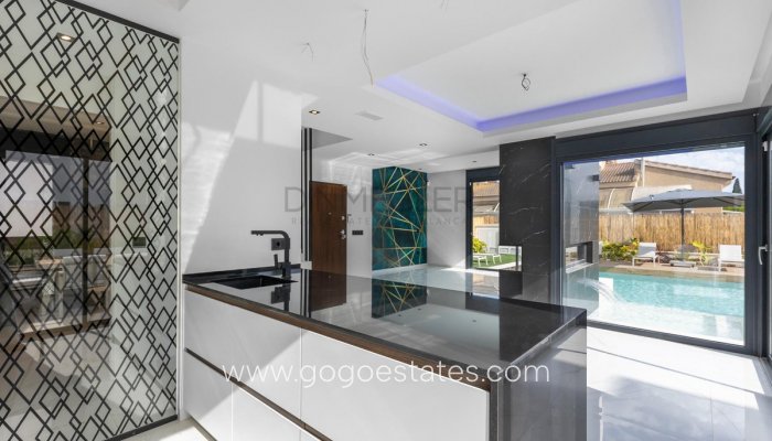 Te koop - Huis - Vrijstaande Villa - Torrevieja - Torrevieja Centro