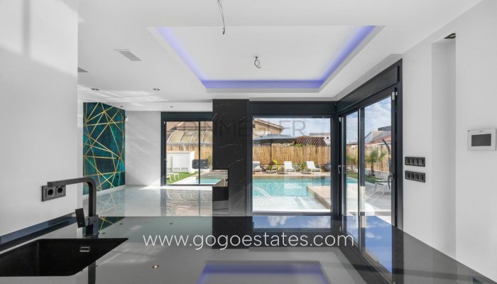 Te koop - Huis - Vrijstaande Villa - Torrevieja - Torrevieja Centro