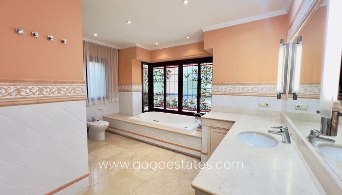 Resale - Villa - Málaga - Marbella